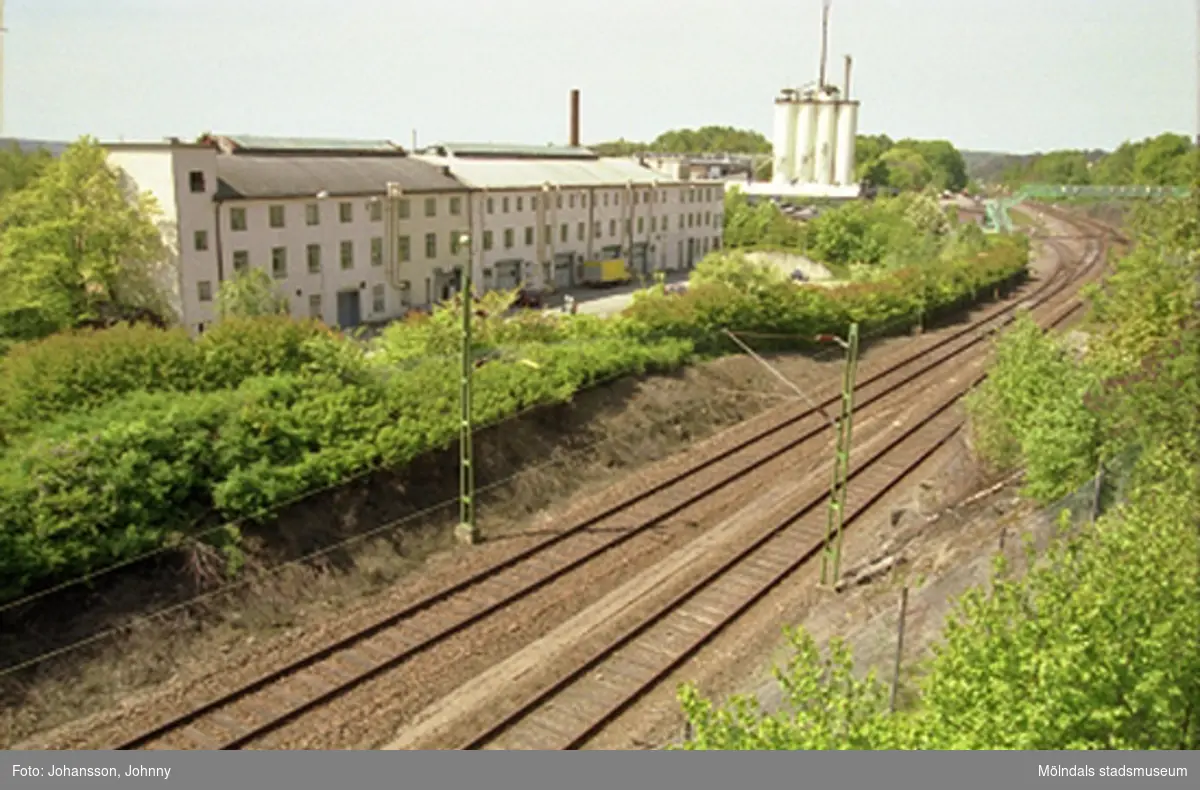 Den f.d strumpfabriken "Strumpan" (efter Viktor Samuelsons fabrik) och området omkring, år 2000. Boråsbanan ses i framkant och Soabs silotorn längre bort till höger