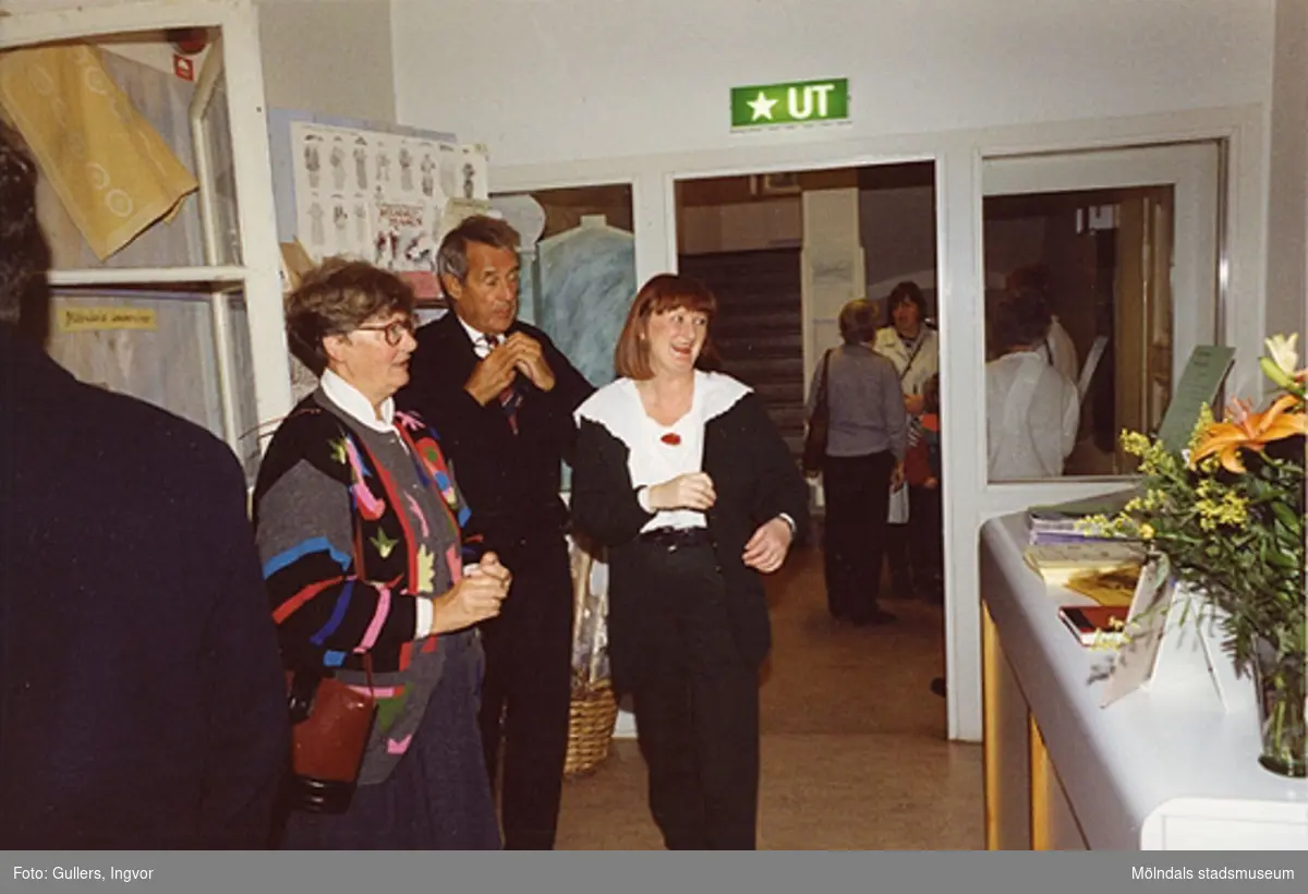 Fd. kulturchefen Hjalmar Lindquist med fru och museichef Mari-Louise Olsson på Mölndals museum, familjesöndagen den 25 oktober 1992.
Under söndagen kunde man delta i barnverkstad med käpphästtillverkning, se på modevisning med gamla baddräkter och lyssna på en paneldiskussion om "samlande".

Familjesöndagen är i samband med utällningen "Gammalt skräp eller samlade minnen" 23 maj - 29 november 1992.