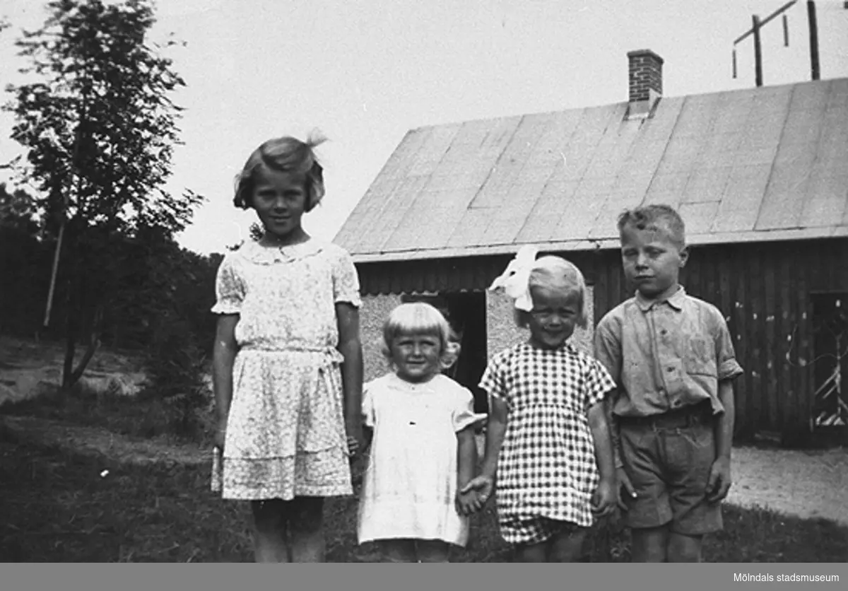 Sommar i Lindome, början av 1940-talet. Fyra barn poserar framför ...