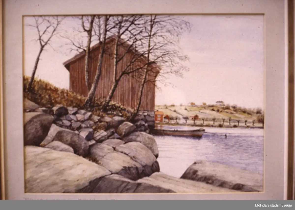 Höladan på Stensjöns södra strand, av Mölndalsborna kallad "Röa láa". Husgrunden finns kvar. En eka ligger i sjön.
Tavla målad av den naivistiske mölndalskonstnären Knut Berg.