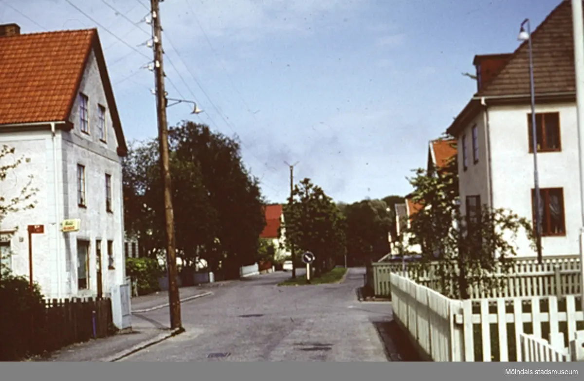 Bostadshus längs Broslättsgatan i Mölndal, år 1968. Triangelbageriet ses till vänster. Triangelbageriet startades och drevs av min (uppgiftslämnare: Fredrik Mellquist) farfar. Min far och hans bröder arbetade också där.