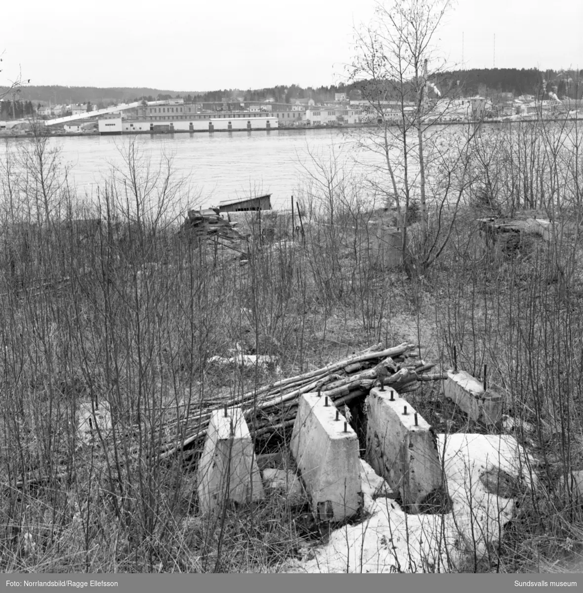 Rester av gamla industrier på Alnö mot Johannedal.