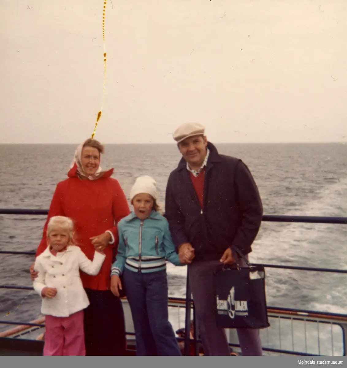 Berit, Christine, Ingela och Per-Olof på semesterresa till Saeby i Danmark, cirka 1975.
Familjen påväg till Fredikshamn med Sessanlinjen.