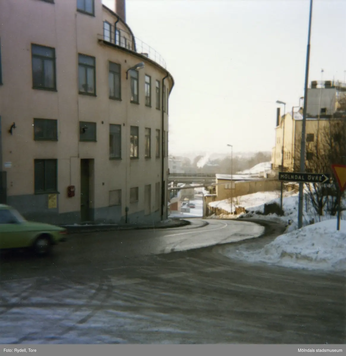 Kvarnbygatan i riktning västerut på 1970-talet. Till vänster ses Kvarnbygatan 10, "Strumpan" (efter Viktor Samuelsons fabrik). Till höger ses industribyggnader tillhörande SOAB.