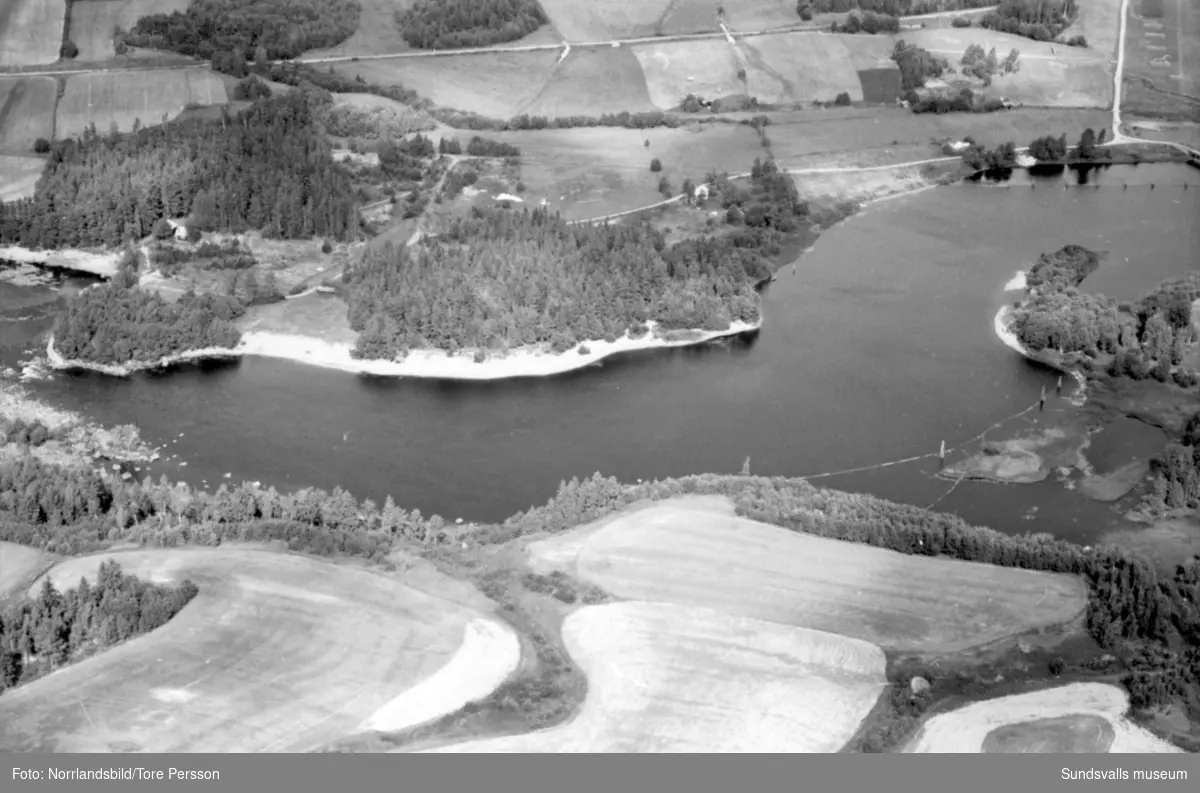 Flygfoton över Ljungans dalgång vid lågvatten. Stöde, Viskan, Torpshammar, Fränsta, Ljungaverk.