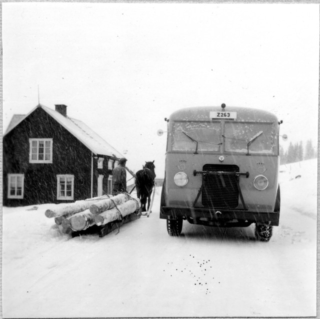 Till Herr Postdirektören m.m. Gustaf Adolf Sundman 5/12 1947 Från
underlydande personal med tack för 14-årigt chefskap för Nedre norra
distriktet. Postsdiligensbilder från Strömsund