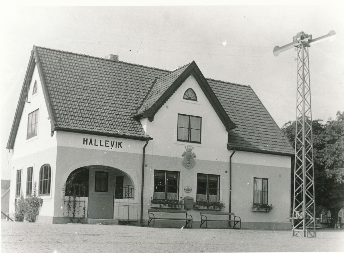 Exteriörsbild av Järnvägs- och poststationen Sölvesborg 3 i Hällevik, 1940-tal.