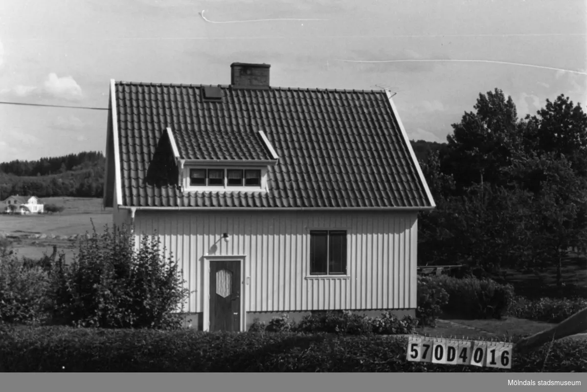 Byggnadsinventering i Lindome 1968. Annestorp 14:1.
Hus nr: 570D3018.
Benämning: permanent bostad.
Kvalitet: mycket god.
Material: trä.
Tillfartsväg: framkomlig.
Renhållning: soptömning.
