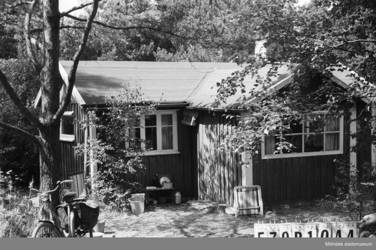 Byggnadsinventering i Lindome 1968. Lindome 6:13.
Hus nr: 579B1044.
Benämning: fritidshus och redskapsbod.
Kvalitet: mindre god.
Material: trä.
Tillfartsväg: ej framkomlig.
Renhållning: soptömning.
