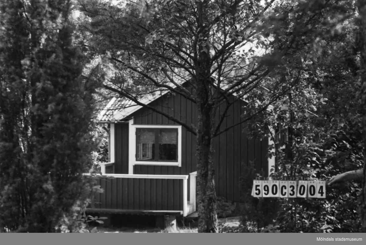 Byggnadsinventering i Lindome 1968. Torvmossared 1:26.
Hus nr: 590C3004.
Benämning: fritidshus och redskapsbod.
Kvalitet: god.
Material: trä.
Övrigt: lekstuga.
Tillfartsväg: framkomlig.
Renhållning: ej soptömning.