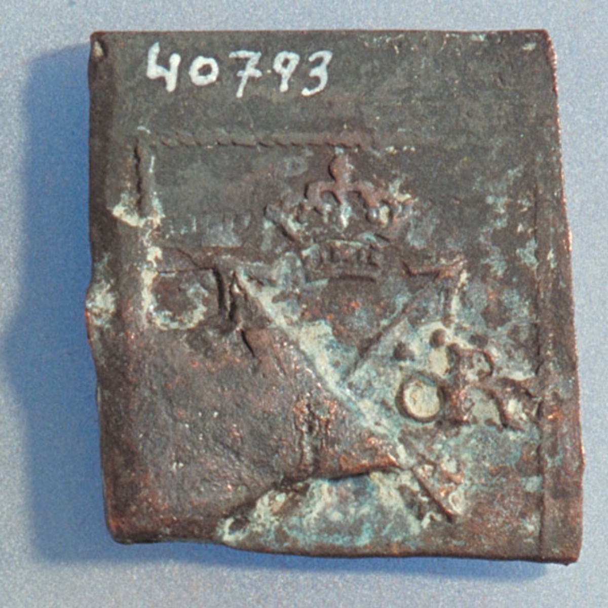 1- öre
Fyrkantigt mynt.
Bägge sidor slitna och korroderade. Frånsidan har en valsklump.
Vikt: 24,2 gram.