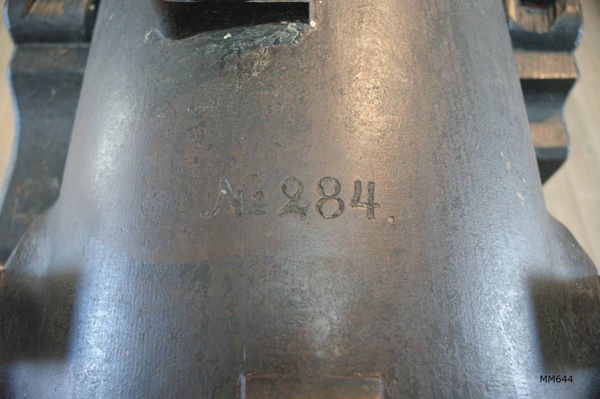 12-pundig kammarladdningskanon av Wahrendorffs modell, av järn, med 4-rull.lavett, av trä. Kanonens gjut. nr 284. Kanonen tillverkad vid Åkers styckebruk år 1845. Tillbehör (se 643:1-9): 1st siktkorn, 1 st uppsättningsstång, 1 st uppsättningsskruv, 1 st mynningspropp, 1 st laddtyg, 1 st borstviskare, 1 st slaglås, 1 st låskapell, 4 st lunsar.