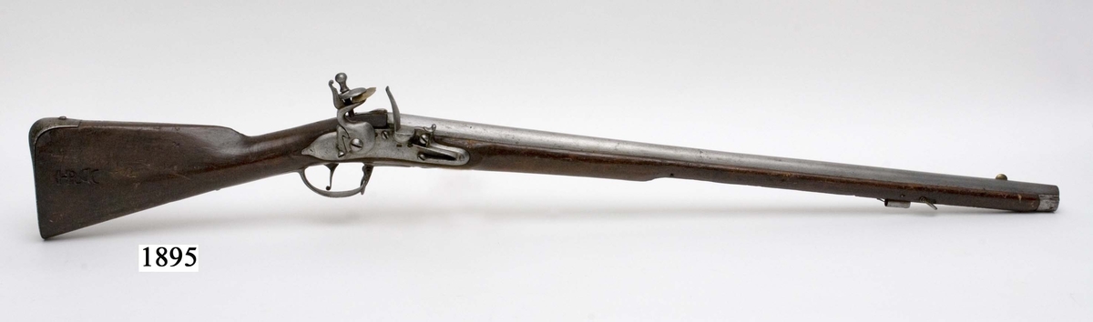 Musköt, 1725 års modell. Flintlås, slätborrad, utan bajonett. Märkt: "I.F. 93". Kolven av trä, pipa och mekanism av stål. Beslagen av metall. Pipan troligen en avkortad m/1725 (se Nr 1853).
Pipanslängd 800 mm.