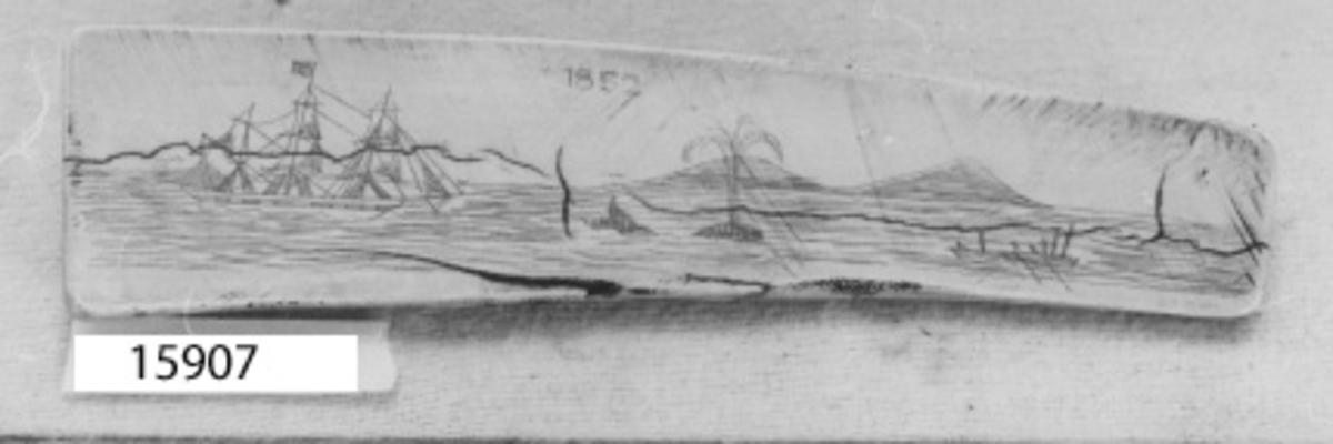 Valfångarscen. En tremastad bark med amerikansk flagg till vänster, en sprutande val i mitten samt en roddbåt med några människor till höger. I bakgrunden avtecknar sig berg.