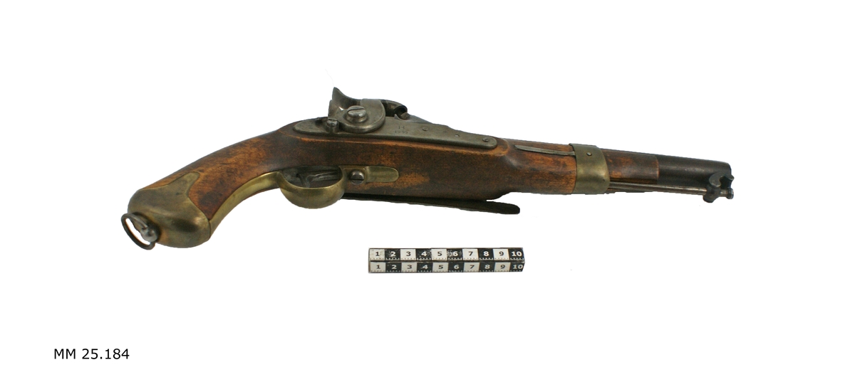 Pistol, 1854 års modell, slaglås. Märkt: "H. 1855. Nr 893". Kolven av trä, pipa och mekanism av stål. Beslagen av metall. Pipans längd: 245 mm. Kaliber: 16 mm. Hela längden: 400 mm.
