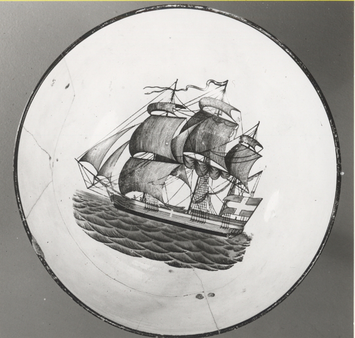 Bilder föreställande sjömannens hemkomst, tre sjömän på stranden, tre sjömän i båt samt svensk fregatt med tretungad flagg sedd mot babords sida.
