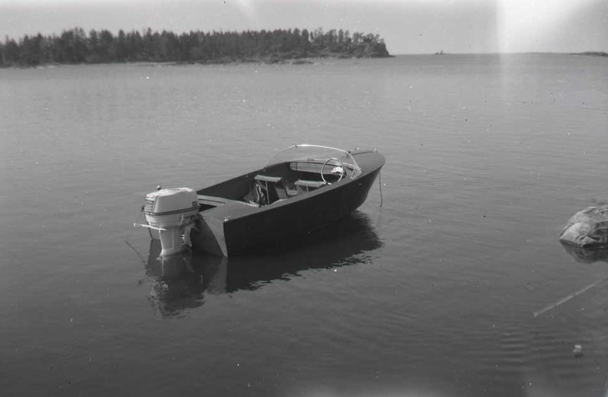 Sportbåt i mahognyplywood. Till båten hör en 40 hkr Johnsonmotor, trycktank, kapell med bågar och dynor.