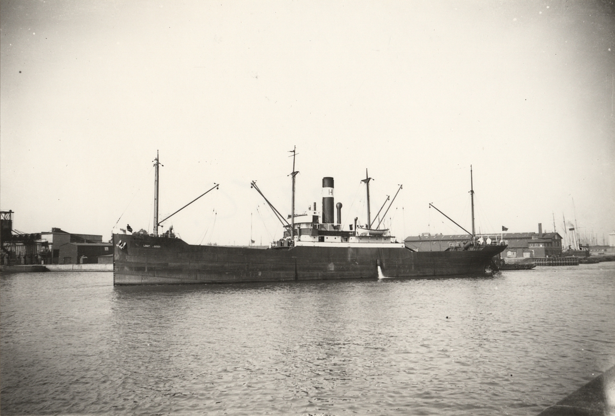 Foto i svartvitt visande lastångfartyget "LOUIS DE GEER" av Norrköping i Köpenhamn under 1930-talet.