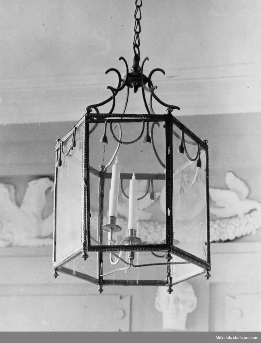 Taklykta med sexkantig glaskupa och metallbeslag med plats för tre ljus. Gunnebo slott, 1930-tal.