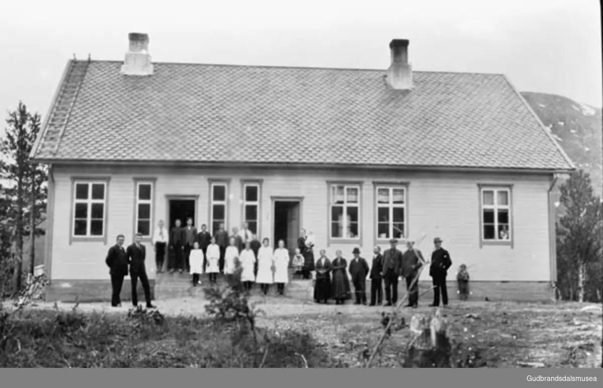 Skoleklasse på 26 personer, eksamensdag på Bjorli skole 1922.