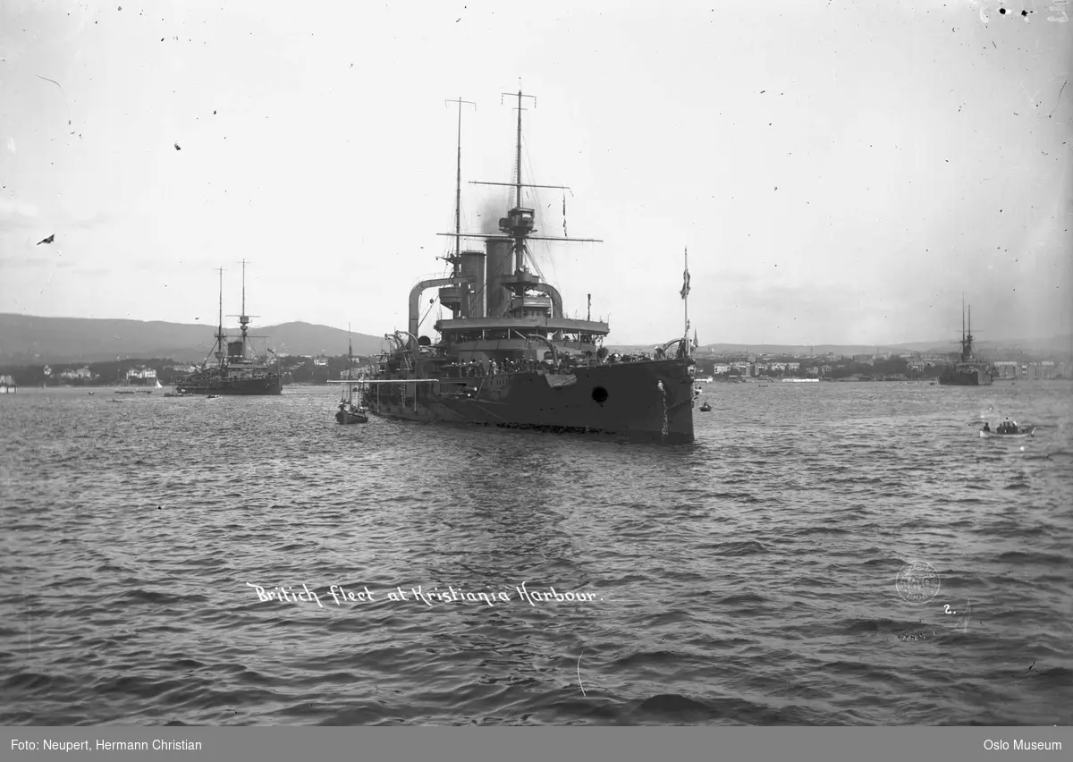 britisk flåtebesøk, fjord, britiske marinefartøyer, slagskip HMS Swiftsure