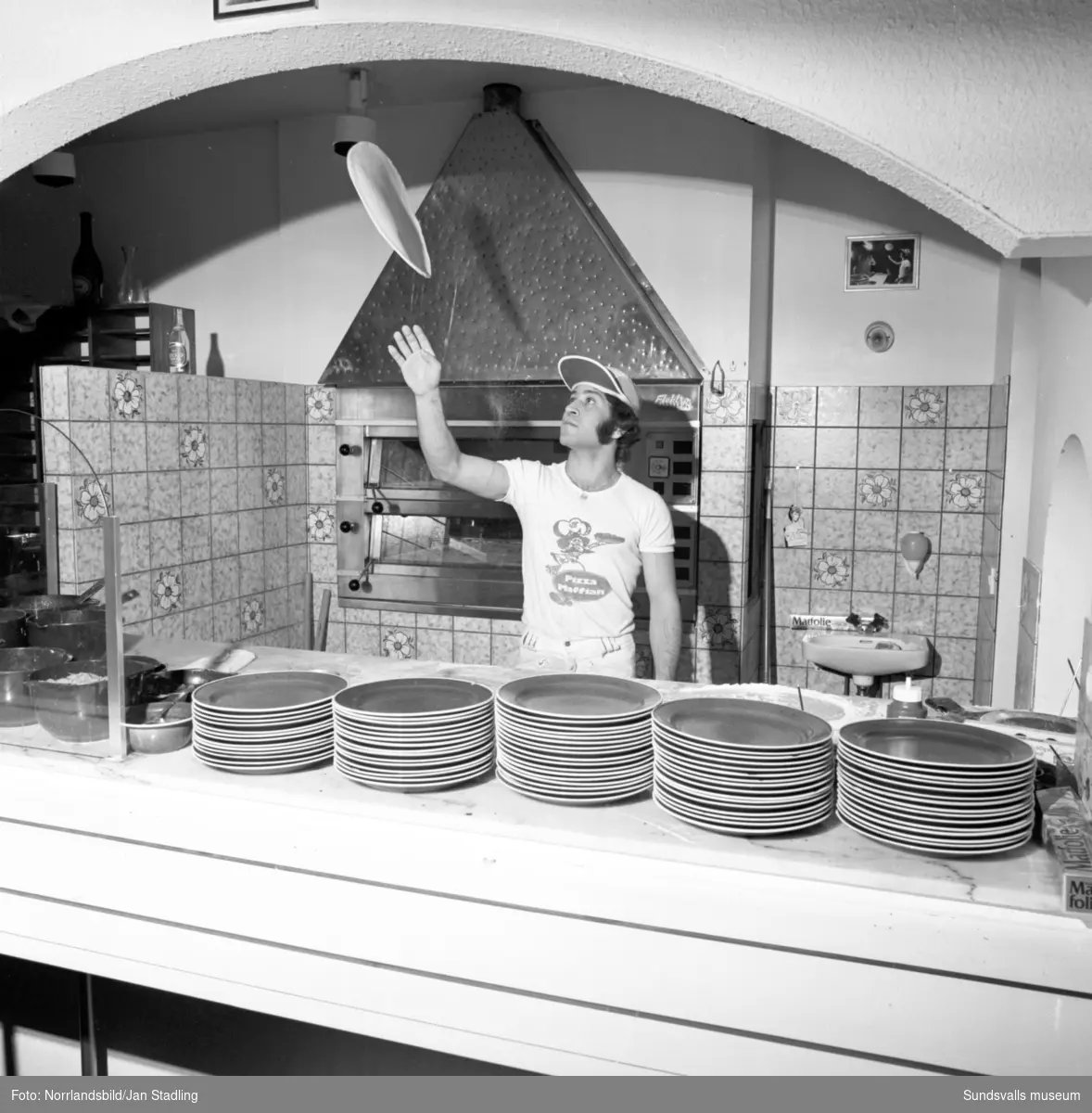 Pizzeria O Sole Mio på Storgatan 5, 1976. Exteriör- och interiörbilder med gäster, personal och ägare.
