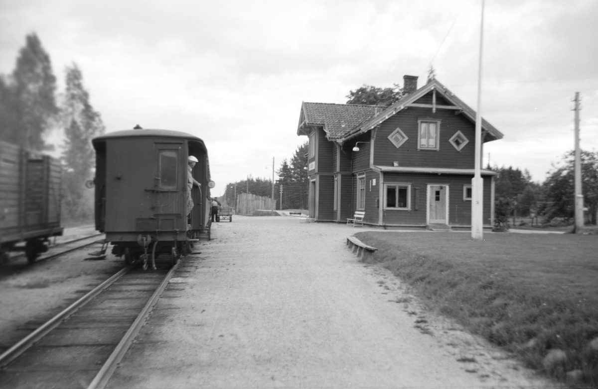 Blandet tog trukket av damplok nr. 2 på Moisund stasjon på Setesdalsbanen