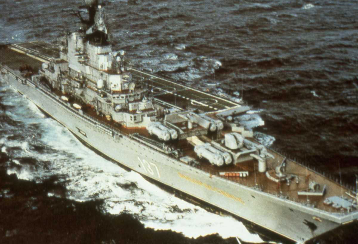 Russisk hangarskip av Kiev - klassen og heter Novorossiysk med nr. 137.