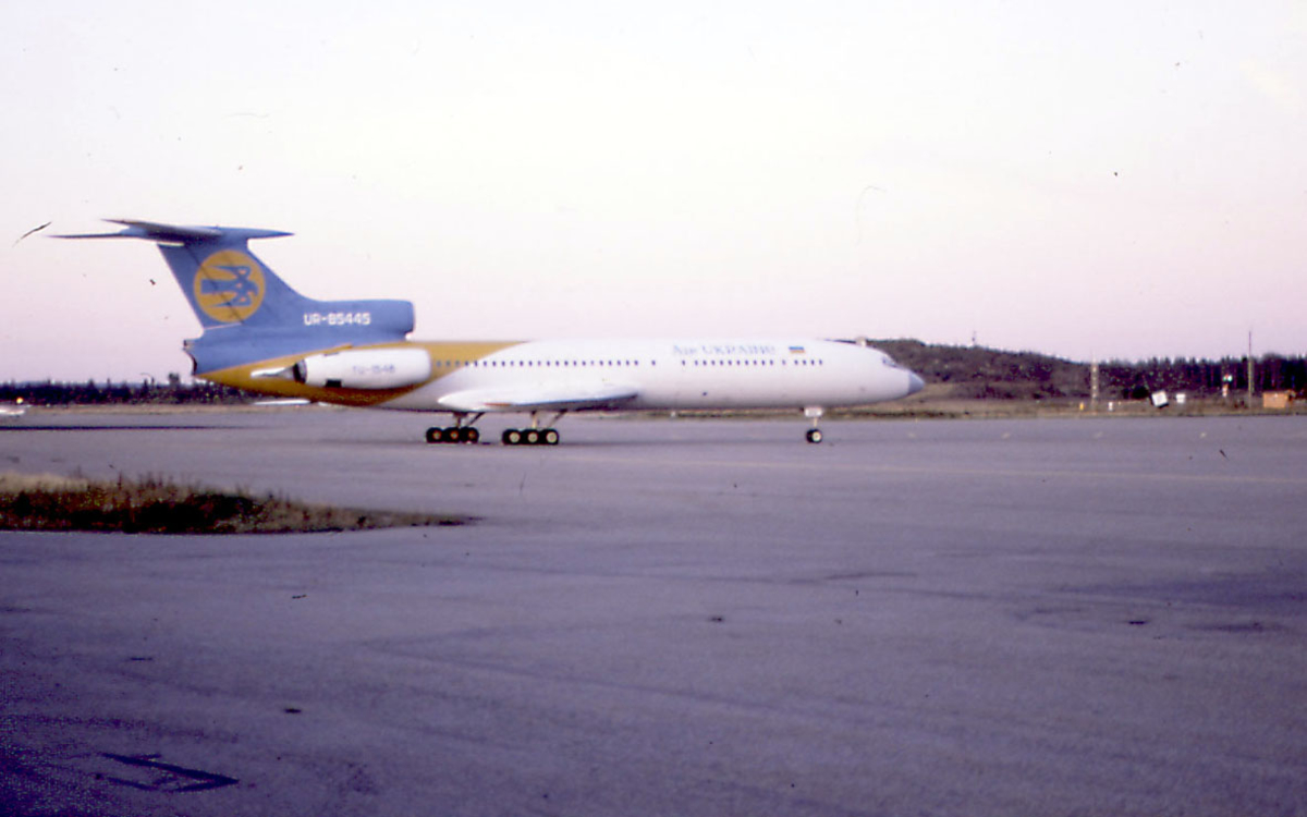 Lufthavn, ett fly på bakken, Tupolev TU-154 B, TU-1548 (på motor), UR-85445 fra Air Ukraine.