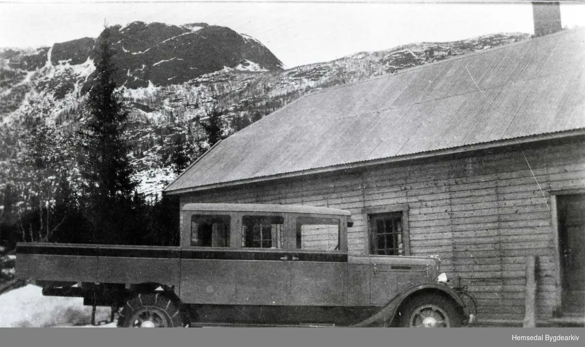 Smia og snikkarverkstaden til Olaf Engene på 1930-talet. Seinare vart denne nytta som bilverkstad: Engene Karosseri. Bilen som tilhøyrde Hemsedal Samvirkelag er ein Diamond T årsmodell 1934-35.