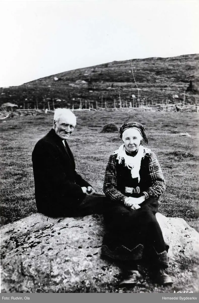 Knut og Ragnhild Rundtopp på stølsvollen i Nøreli i 1931.
