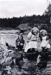 Ved elva Nøra i Gol 1948-1950.
Frå venstre: byjente, Ingrid 