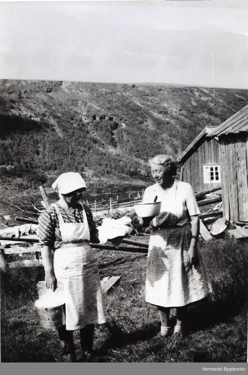 Frå venstre: Kari Bråten og ei bydame har steikt kvikau på stølen 67/12 i Mørekvam i Hemsedal, kring 1951.