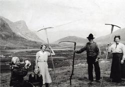 Fekjastølen i Holdeskaret i Hemsedal i 1937.
Frå venstre: Fr