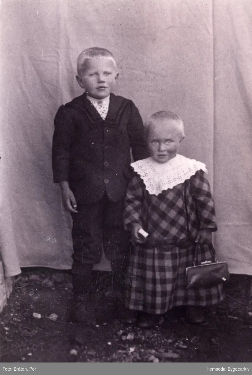 Frå venstre: Knut Intelhus (1911-  ) og Svein Intelhus (1914-  ) med kjole og handveske.