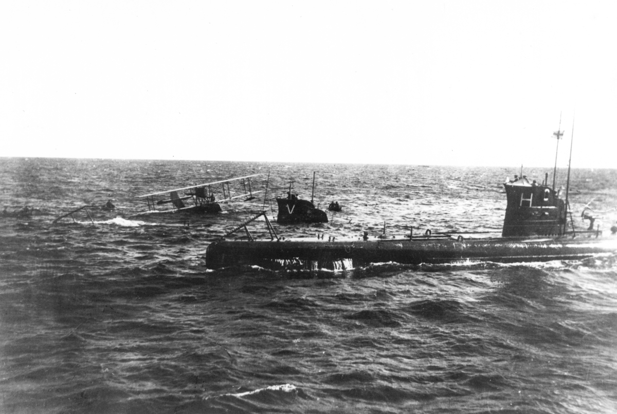 De svenska ubåtarna Valrossen och Hajen försöka lyfta lettisk flygbåt med överbefälhavaren för Lettlands örlogsflotta ombord. Försöket misslyckades. 2 Ub div (Valrossen, Sälen, Hajen) Lettiska örlogsfartyget Wirsaitis skall vara i närheten. Foto sommaren 1922 utanflör Steniart.