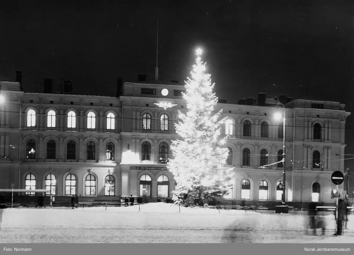 Juletre foran Østbanebygningen