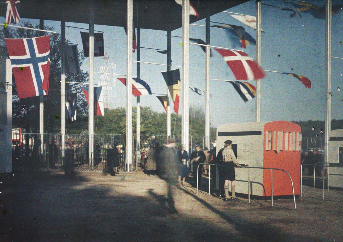 Entrén med biljettförsälning och nationsflaggor.
Stockholmsutställningen 1930