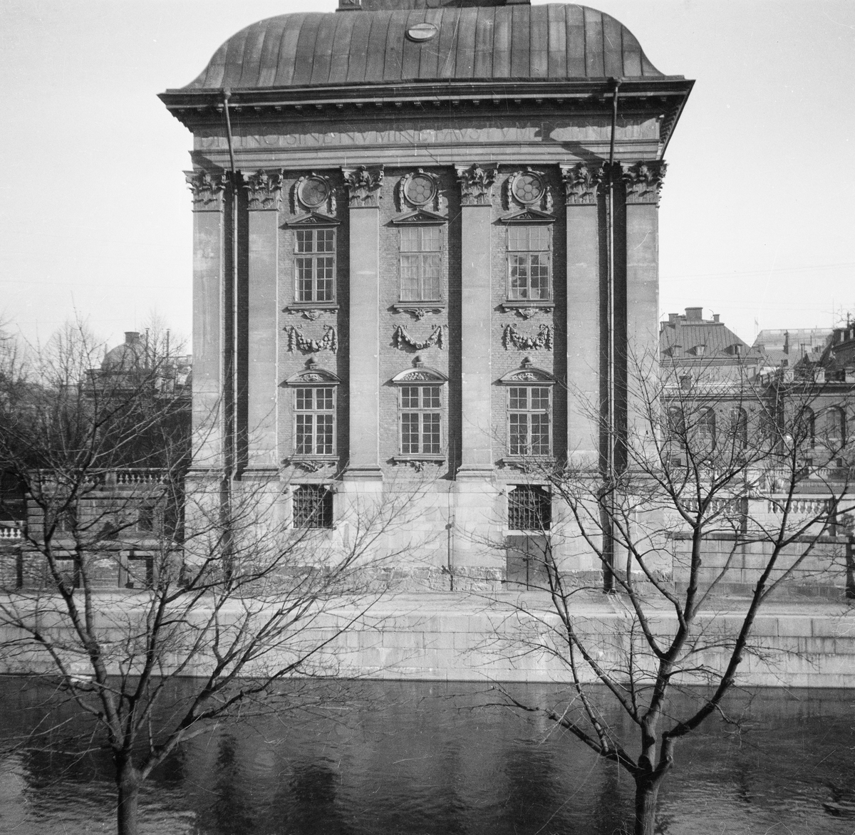 Riddarhuset, Stockholm
Exteriör

Svensk arkitektur: kyrkor, herrgårdar med mera fotograferade av Arkitekturminnesföreningen 1908-23.