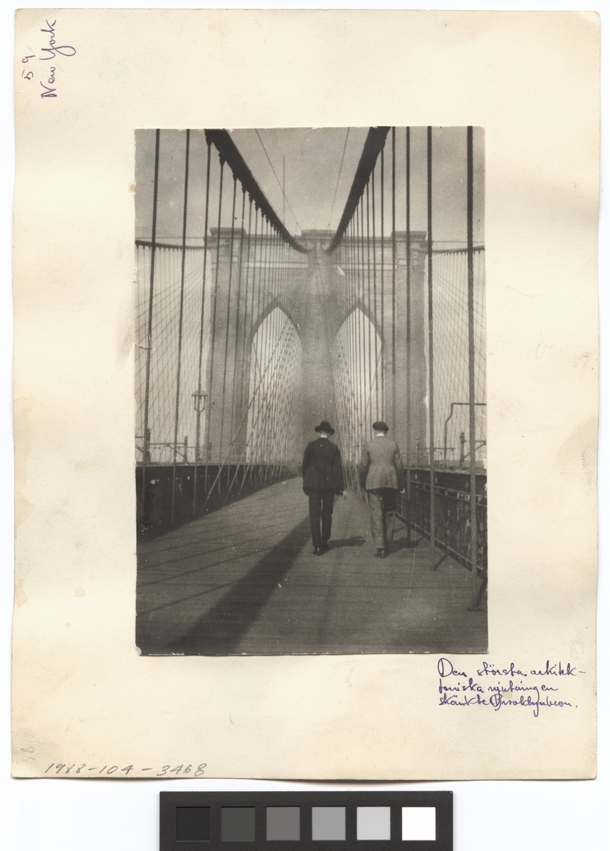 Brooklyn Bridge
Exteriör. Två män på bron. Resebild ur Gunnar Asplunds samling.