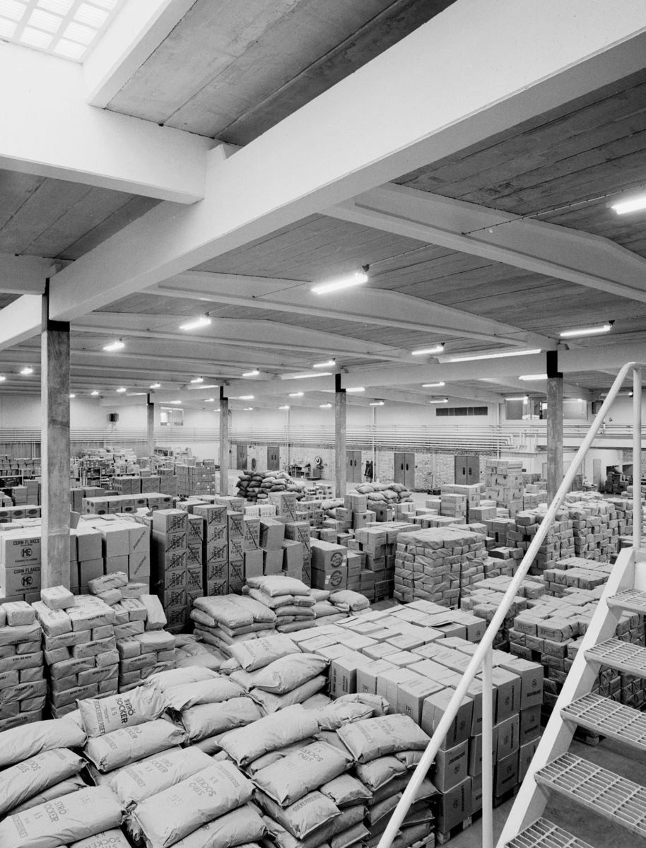 Lagercentral
Interiör av lager med matkartonger och säckar