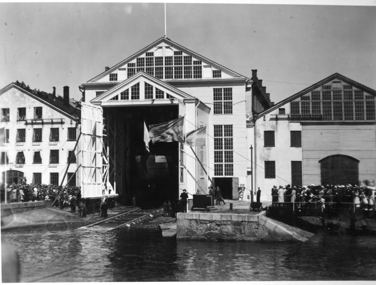 Jagaren KARLSKRONAs sjösättning. Bilden visar jagaren inne i verkstaden strax före avlöpningen.