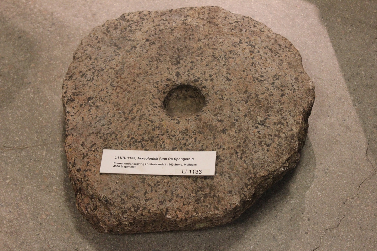 Stor litt rundt stein med et hull (fordypning) et stykke ned i steinen på midten. Steinen er funnet ved graving i Høllestranda i 1960-årene. Muligens 4000 år gammel (usikkert). Møllesteinen ble brukt til å male korn med. 