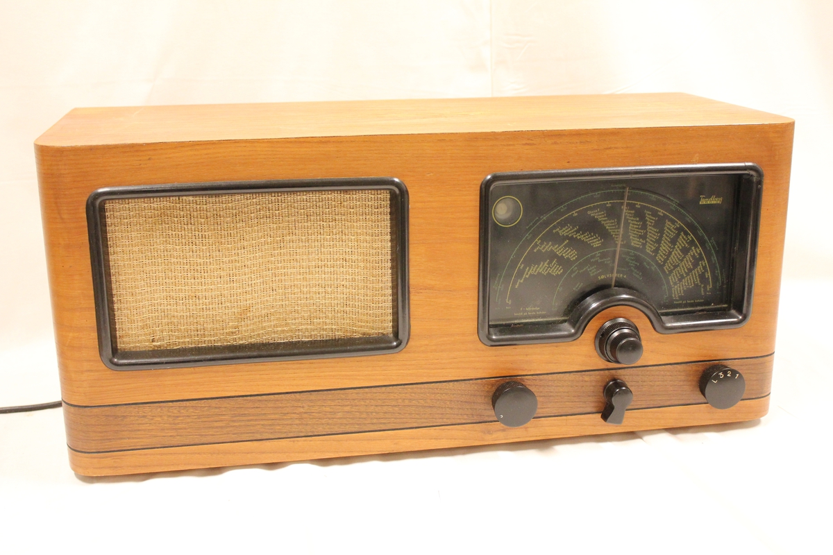 En radio av merket "Tandberg sølvsuper 4".