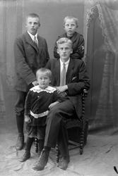 Studioportrett av fire gutter.