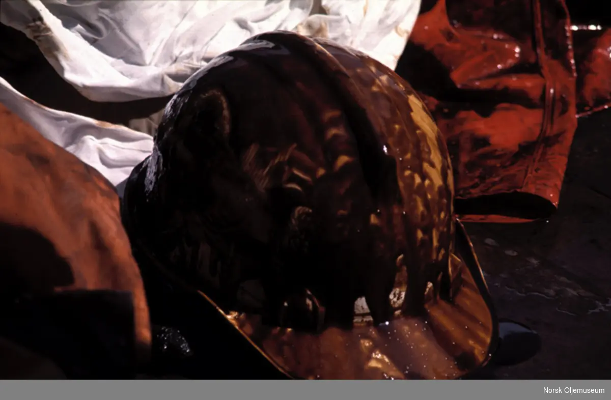 Utblåsning på Ekofisk 2/4 B, hjelm dekket av mud og olje