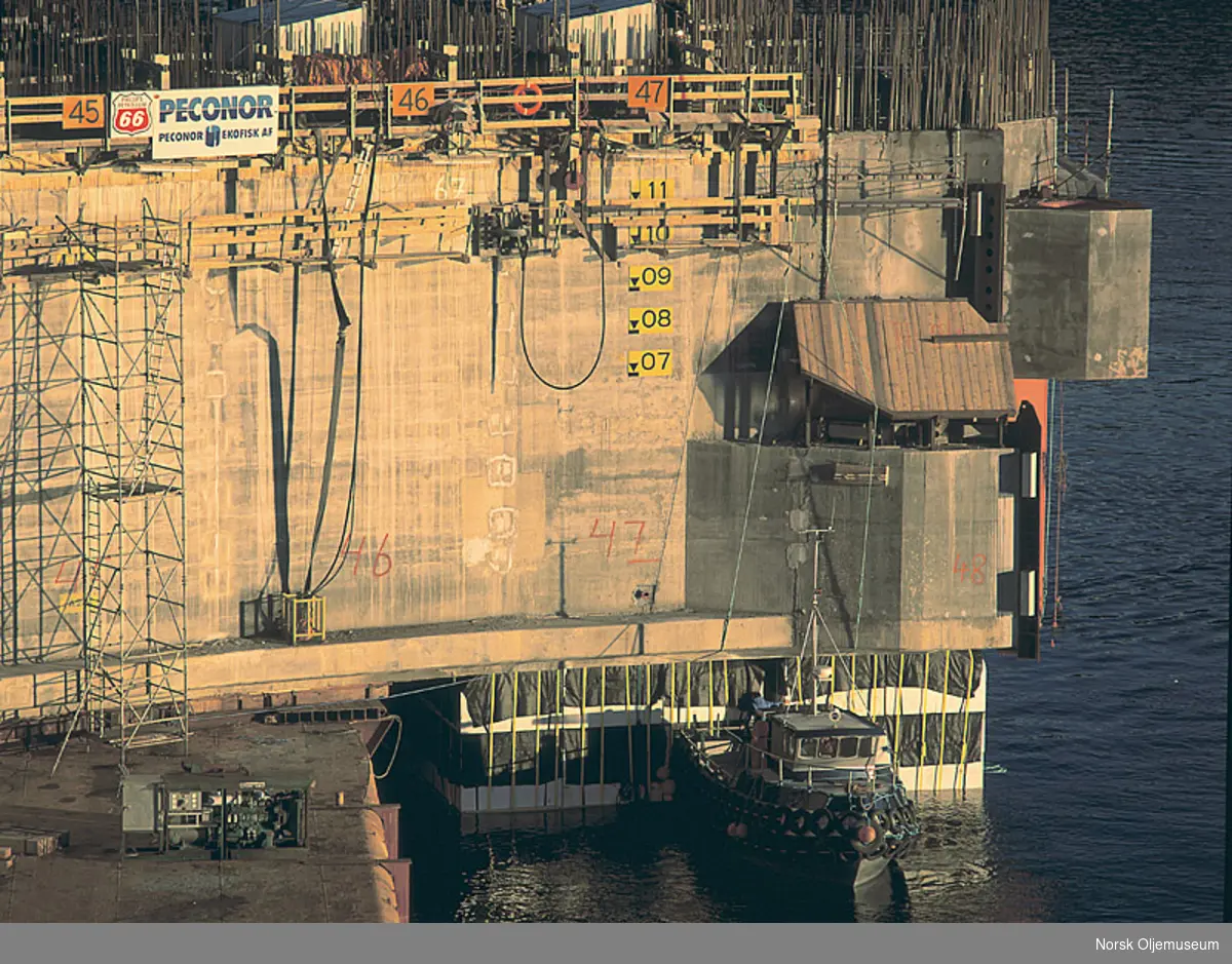 Lastskipet Sibig Venture ankommer Ålfjorden, Ølen med bunnseksjonene av beskyttelsesveggene til Ekofisk 2/4 T. Noen klosser er satt under seksjonene.