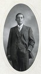 Portrett i halvfigur av Nikolai Andreas Hansen.