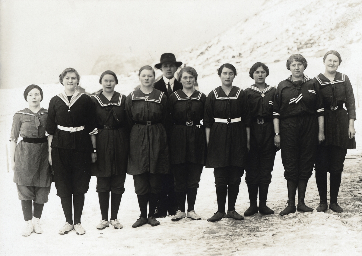Gruppebilde av jenter ved Kasfjord Handelsskole, tatt utendørs.