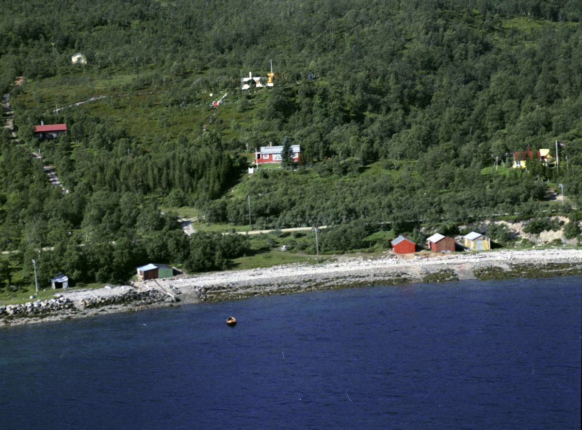Flyfoto av et hytteområde på Skjærstad. Naust i forgrunnen.